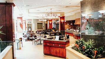 Desayuno buffet diario (USD 12.00 por persona)