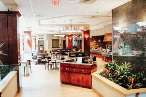 Se ofrece un desayuno bufé (12.00 USD por persona)