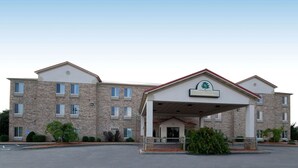A multi-story building with a covered entrance and a sign for Beaver Dam Inn. - Beaver Dam Inn (Beaver Dam)