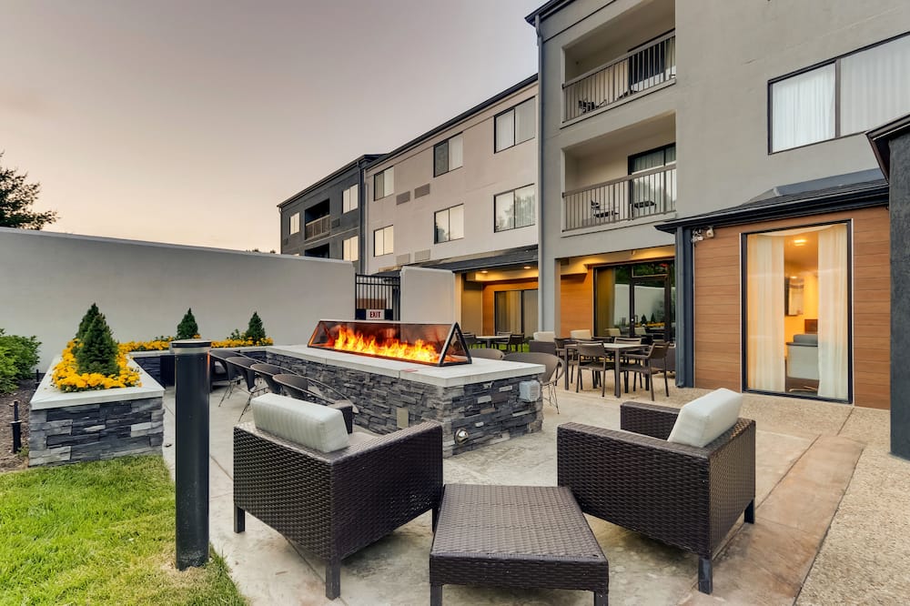 Courtyard Lexington South/Hamburg Place
