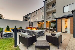 BBQ/picnic Area - Courtyard Lexington South/Hamburg Place (Lexington)