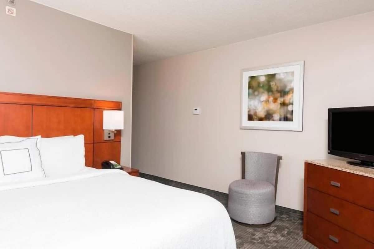 Hypo-allergenic bedding, in-room safe, desk, iron/ironing board