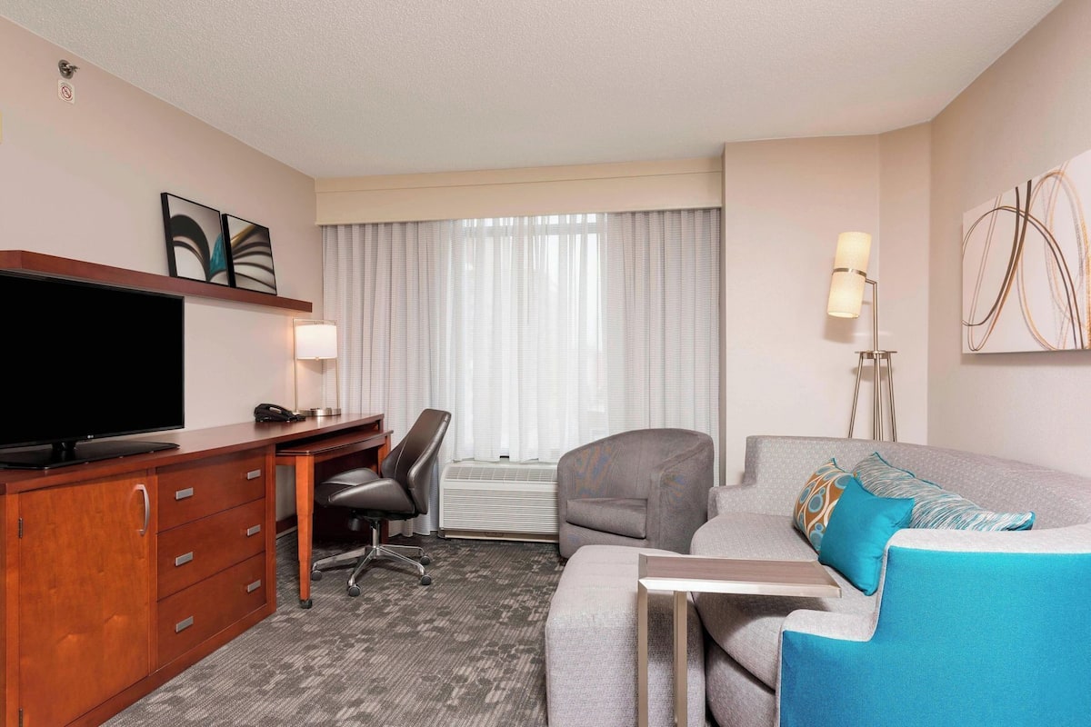 Living area | 32-inch plasma TV with cable channels, TV