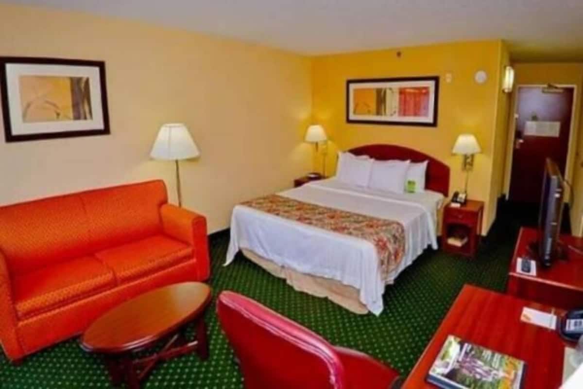 Hypo-allergenic bedding, in-room safe, desk, iron/ironing board