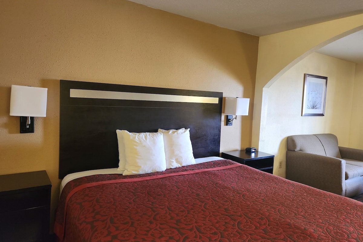 Chambre Standard, 1 très grand lit | Bureau, fer et planche à repasser, Wi-Fi gratuit, draps fournis