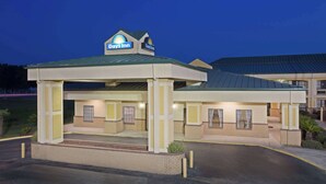 A Days Inn with a covered front area, multiple rooms, and a parking lot. - Days Inn by Wyndham Hammond (Hammond)