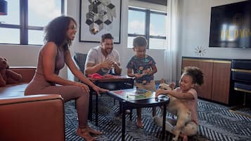 Un soggiorno moderno con un divano, un tavolino da caffè e una televisione.