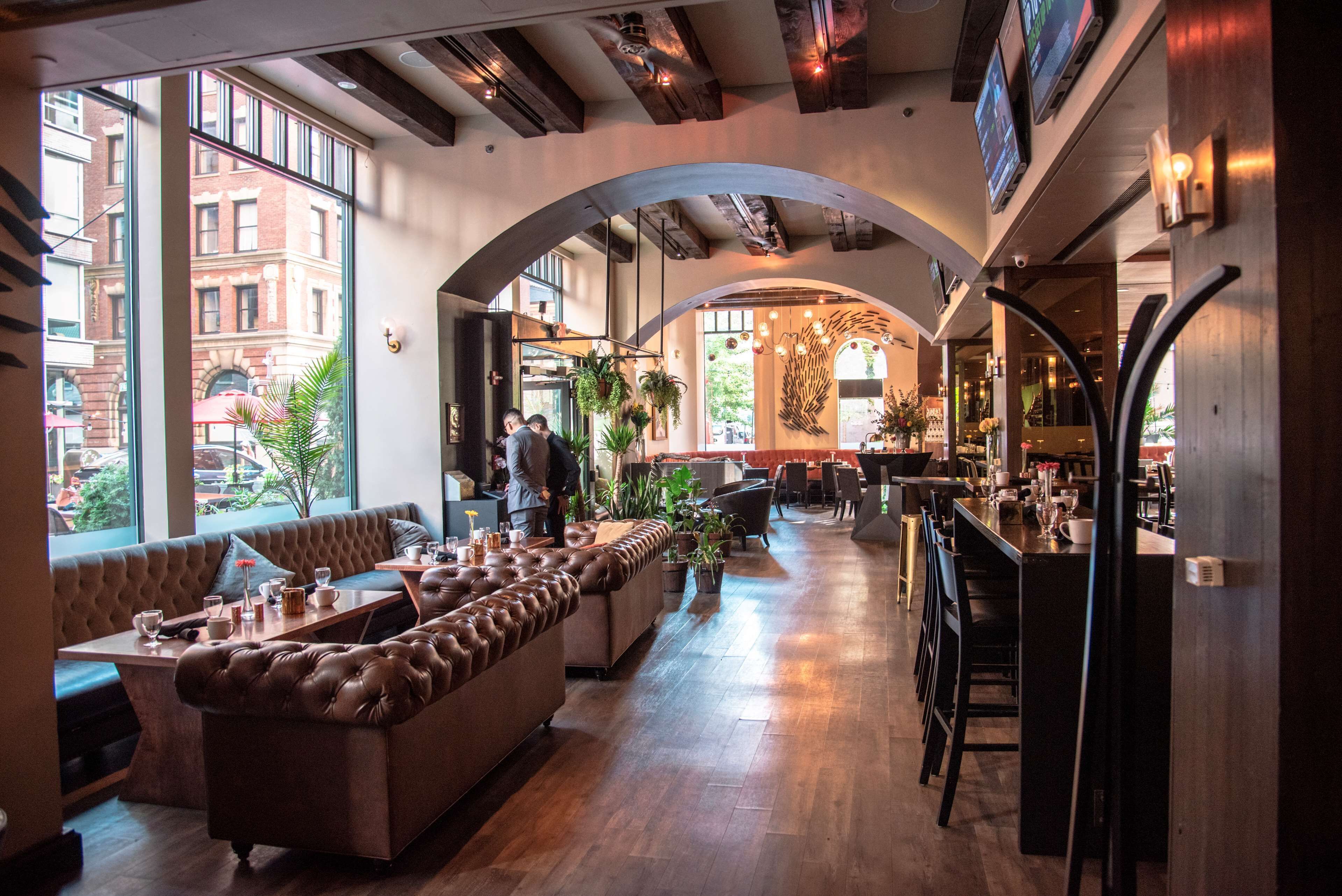 Se sirven desayunos, almuerzos y cenas; cocina americana