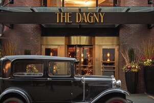 Un coche negro antiguo estacionado frente al hotel Dagny.