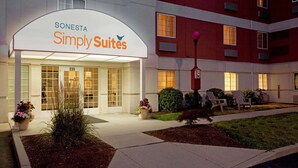 L’entrée d’un hôtel, avec une enseigne indiquant : « SONESTA Simply Suites ».
