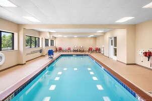 Una piscina techada, abierta desde las 06:00 hasta las 23:00, sombrillas