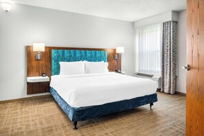 Premium bedding, pillowtop beds, in-room safe, laptop workspace - Hampton Inn Grand Rapids-North (Grand Rapids)