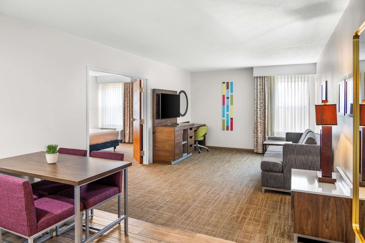 Suite, 1 très grand lit, accessible aux personnes à mobilité réduite, baignoire (Mobility & Hearing) | Coin séjour
