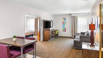 Suite, 1 Tempat Tidur King, akses difabel, bathtub (Mobility & Hearing) | Area keluarga | Televisi 25-inci dengan saluran TV kabel dan film berbayar
