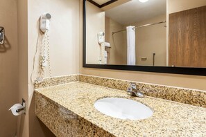 Iron/ironing board, WiFi, bed sheets, alarm clocks - Quality Inn Clarksdale (Clarksdale)