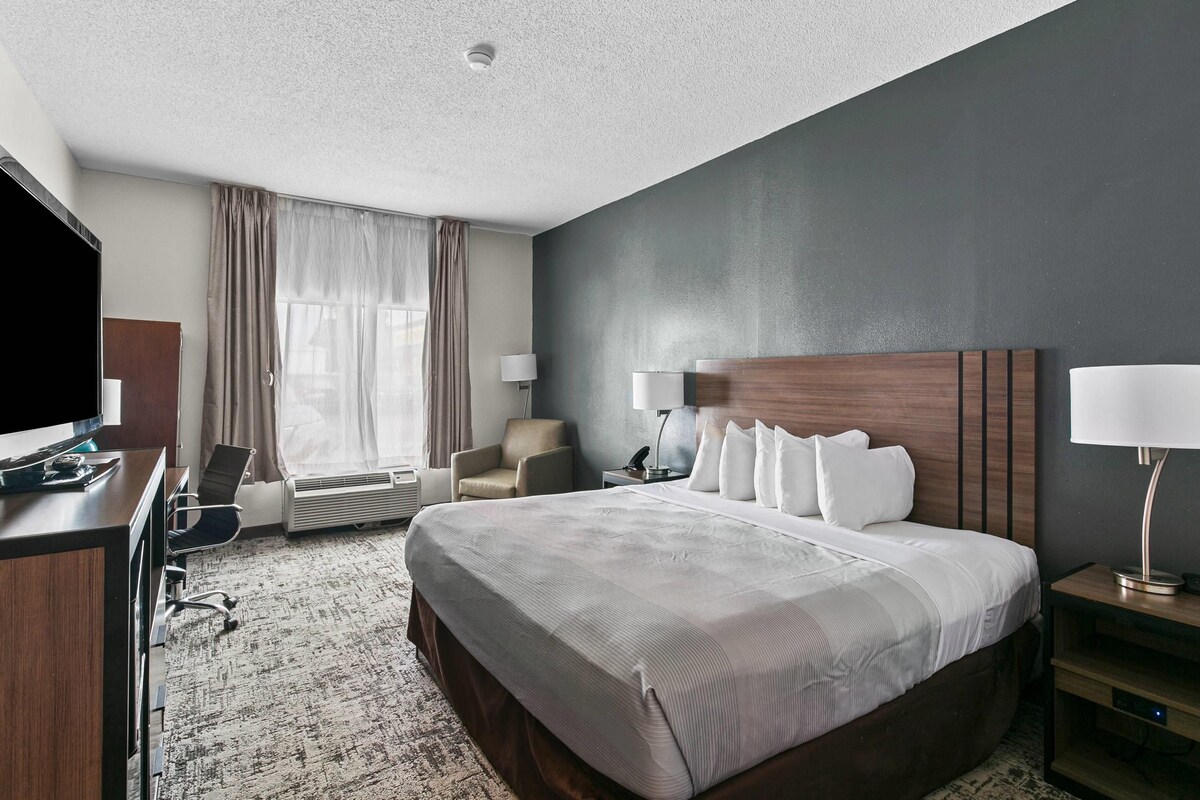 Iron/ironing board, WiFi (surcharge), alarm clocks, bed sheets
