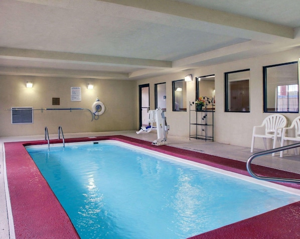Indoor pool - Columbia Inn & Suites (Columbia)