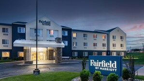 A Fairfield by Marriott hotel with a modern design, featuring a prominent entrance and a well-lit facade. - Fairfield Inn & Suites by Marriott - Jefferson City (Jefferson City)