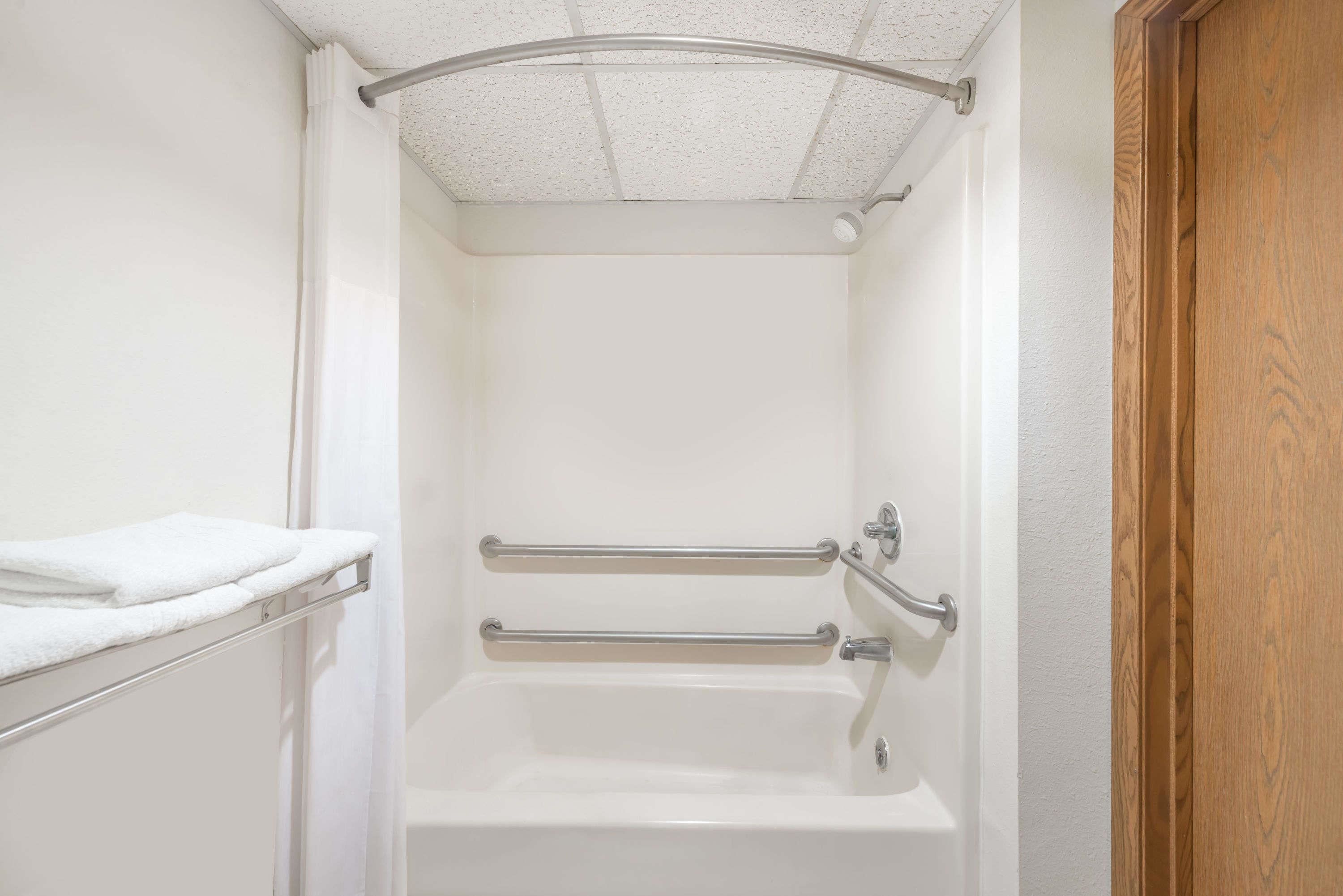 Zimmer, 1 King-Bett, barrierefrei, Nichtraucher (Mobility Accessible) | Badezimmer | Kostenlose Toilettenartikel, Handtücher