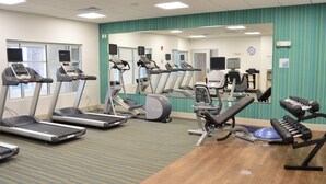 A fitness center with treadmills, elliptical machines, and a weight bench. - Holiday Inn Express & Suites Omaha - 120th and Maple by IHG (Omaha)