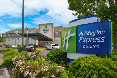 Holiday Inn Express & Suites Omaha - 120th and Maple, an IHG Hotel