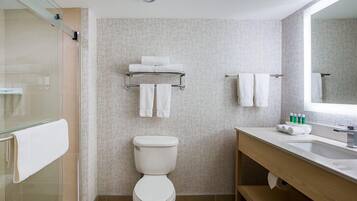 Kombination af bruser/badekar, gratis toiletartikler, hårtørrer