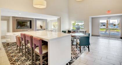 La Quinta Inn & Suites by Wyndham Las Vegas Nellis