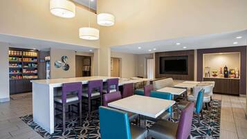 Café da manhã completo grátis todos os dias