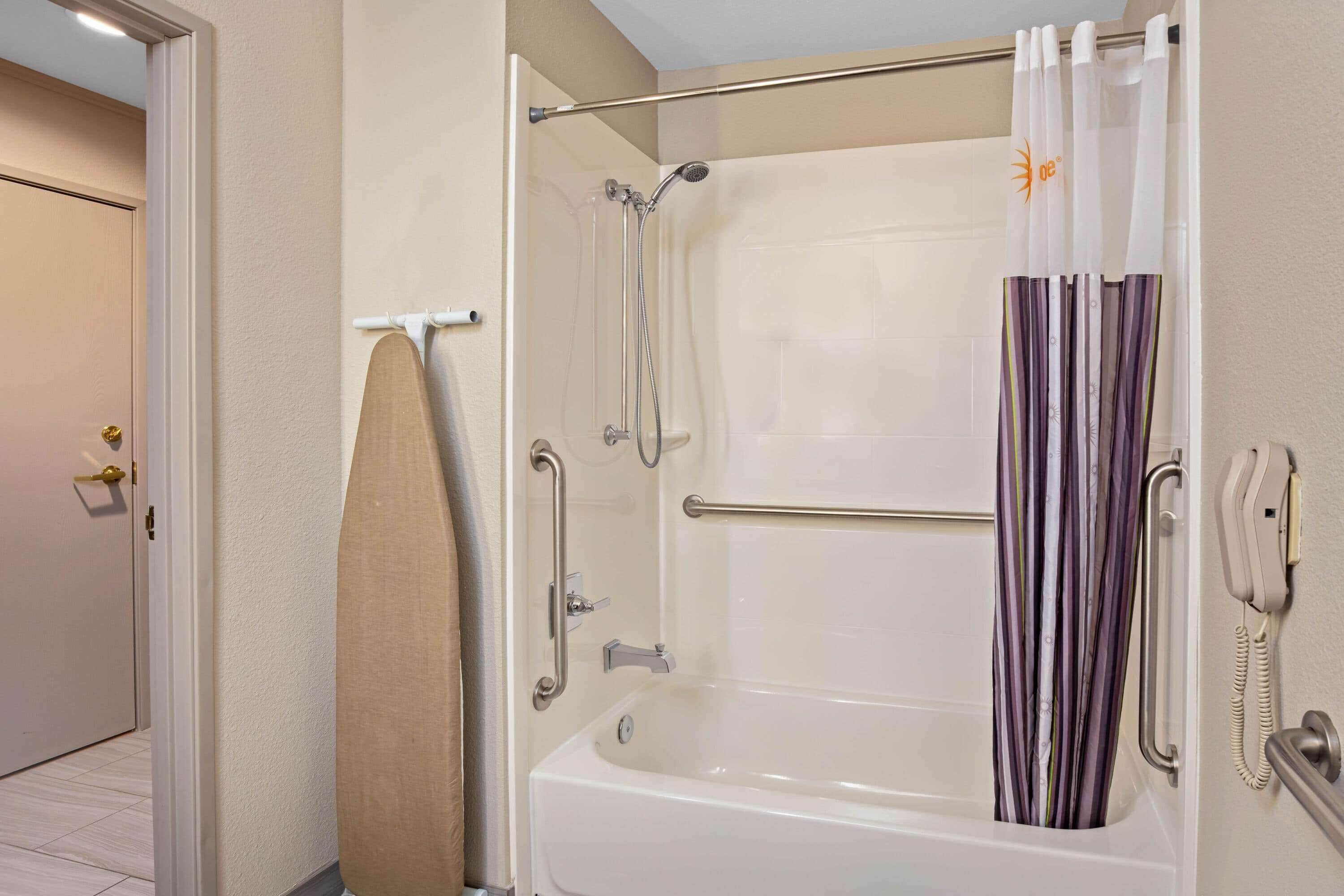 room, 1 king bed, accessible, non smoking (mobility/hearing impaired accessible) | bathroom | free toiletries, hair dryer, towels