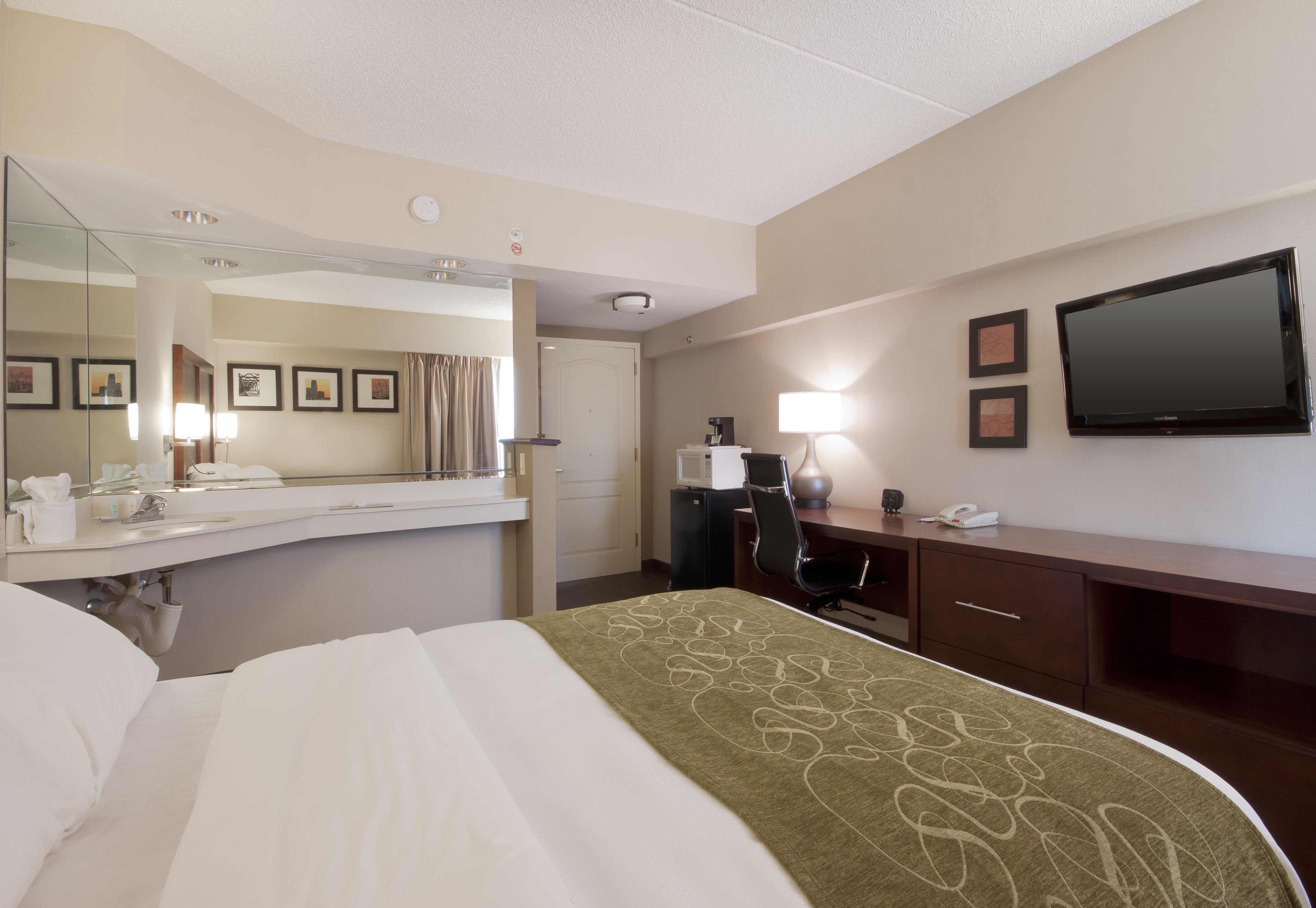 1 bedroom, hypo-allergenic bedding, desk, laptop workspace