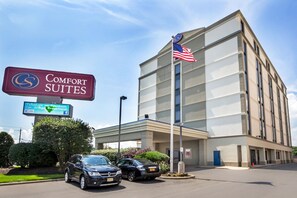 Exterior - Comfort Suites at Woodbridge (Avenel)