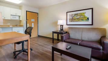 Deluxe Studio, Multiple Beds, Non Smoking | Desk, iron/ironing board, free WiFi, bed sheets