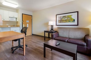 Desk, iron/ironing board, free WiFi, bed sheets - Extended Stay America Suites Piscataway Rutgers University (Piscataway)