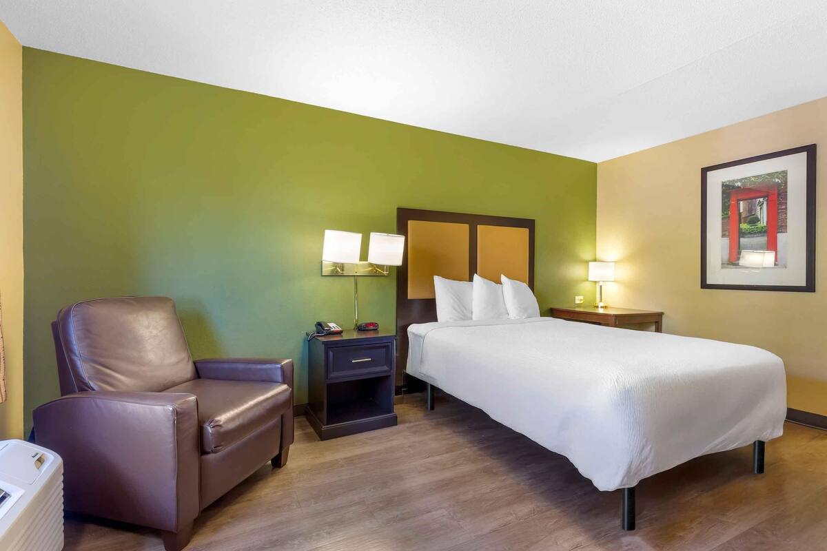 Desk, iron/ironing board, WiFi (free), bed sheets