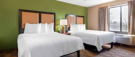 Deluxe Studio, Multiple Beds, Non Smoking | Desk, iron/ironing board, WiFi (free), bed sheets