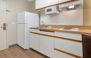 Full-size fridge, microwave, stovetop, coffee/tea maker