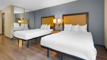 Estudio, 2 camas matrimoniales, para no fumadores | Escritorio, cortinas blackout y tabla de planchar con plancha