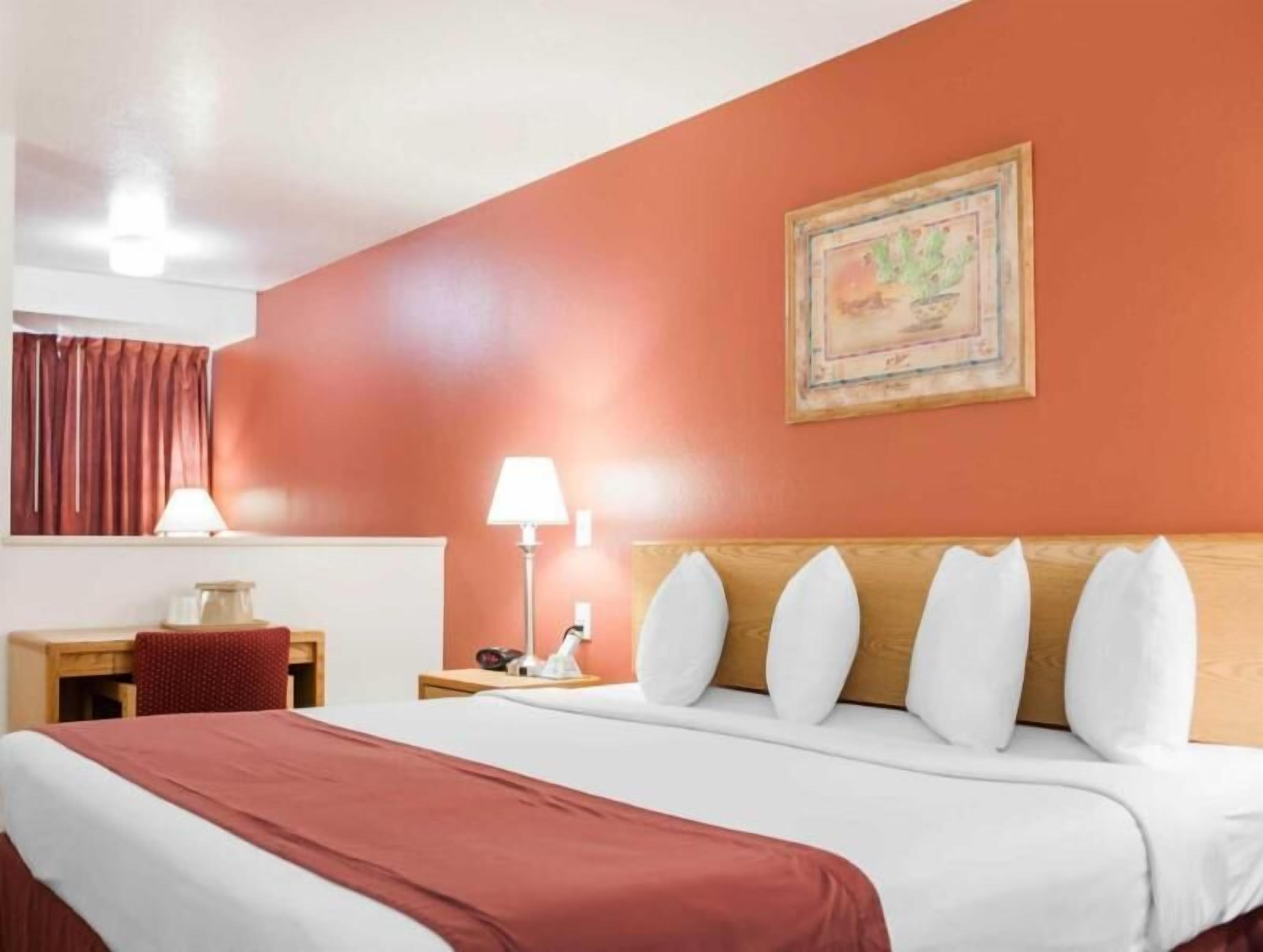 Skrivebord, strykejern/-brett og barnesenger (inkludert)