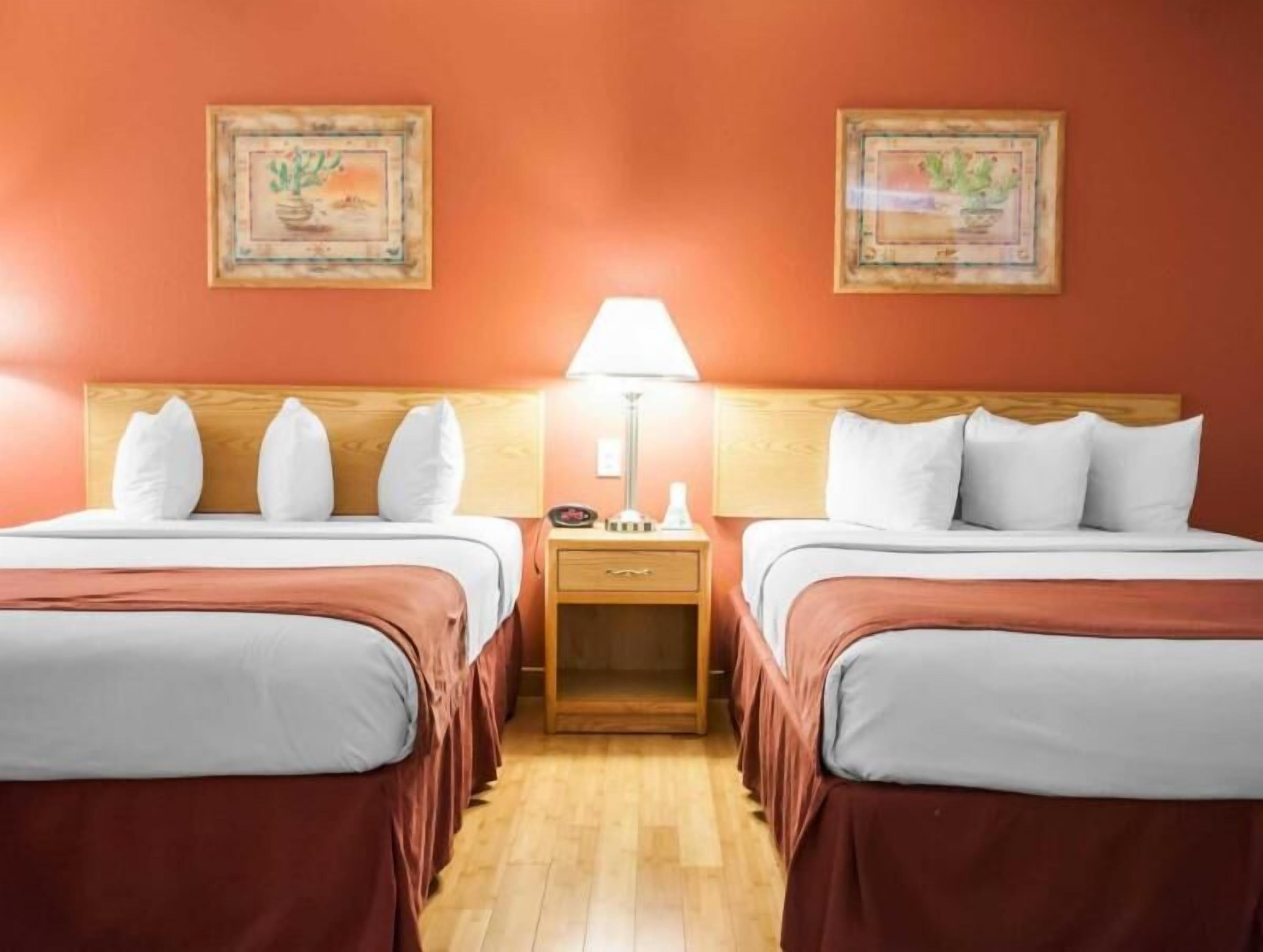 Skrivebord, strykejern/-brett og barnesenger (inkludert)