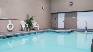 Kolam renang indoor
