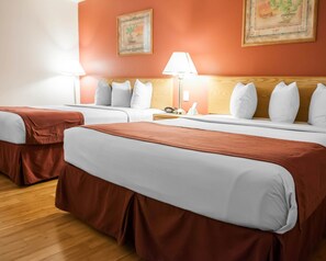 Chambre Standard, 2 grands lits, non-fumeur | Bureau, fer et planche à repasser, lit de bébé (gratuit)