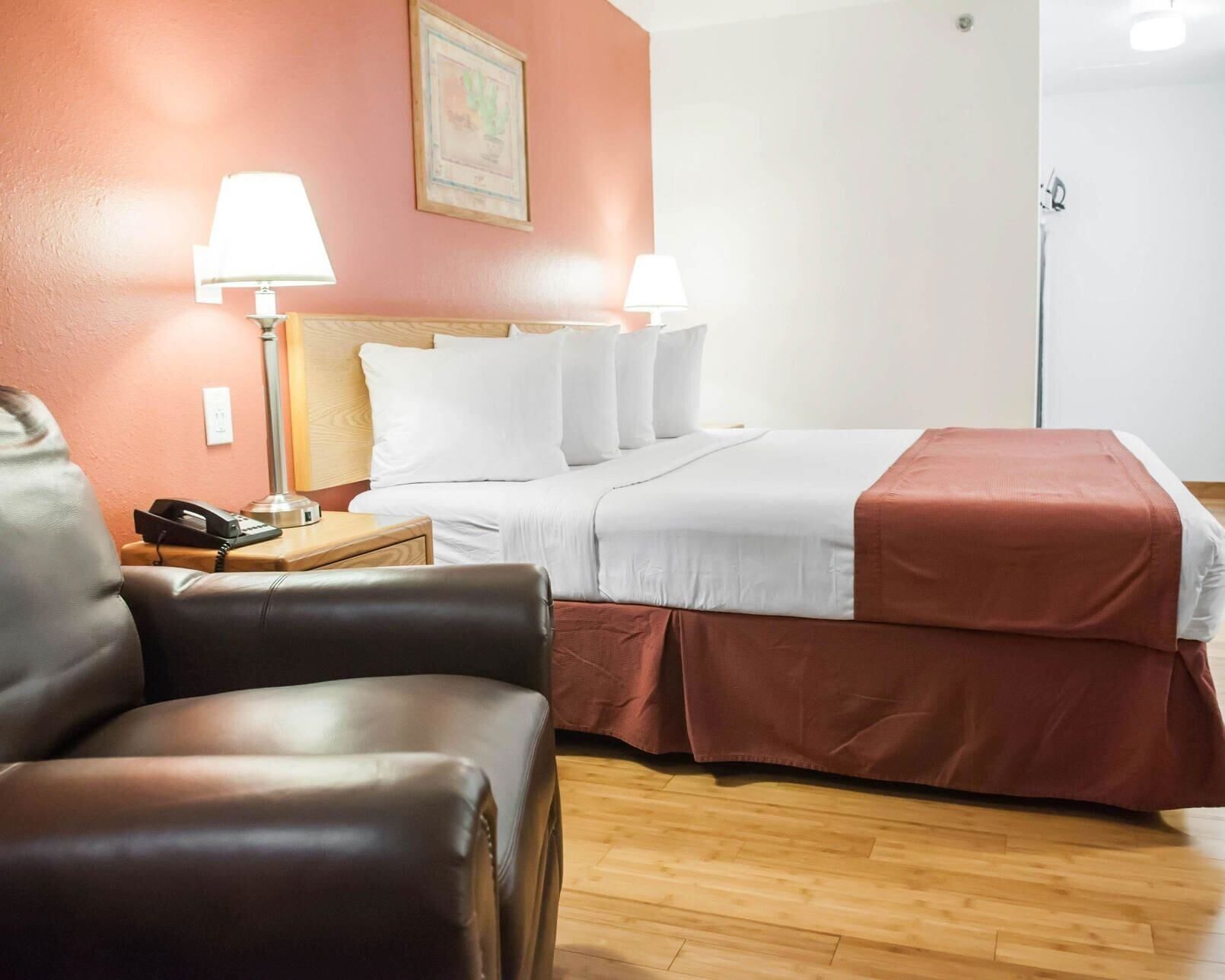 Skrivebord, strykejern/-brett og barnesenger (inkludert)