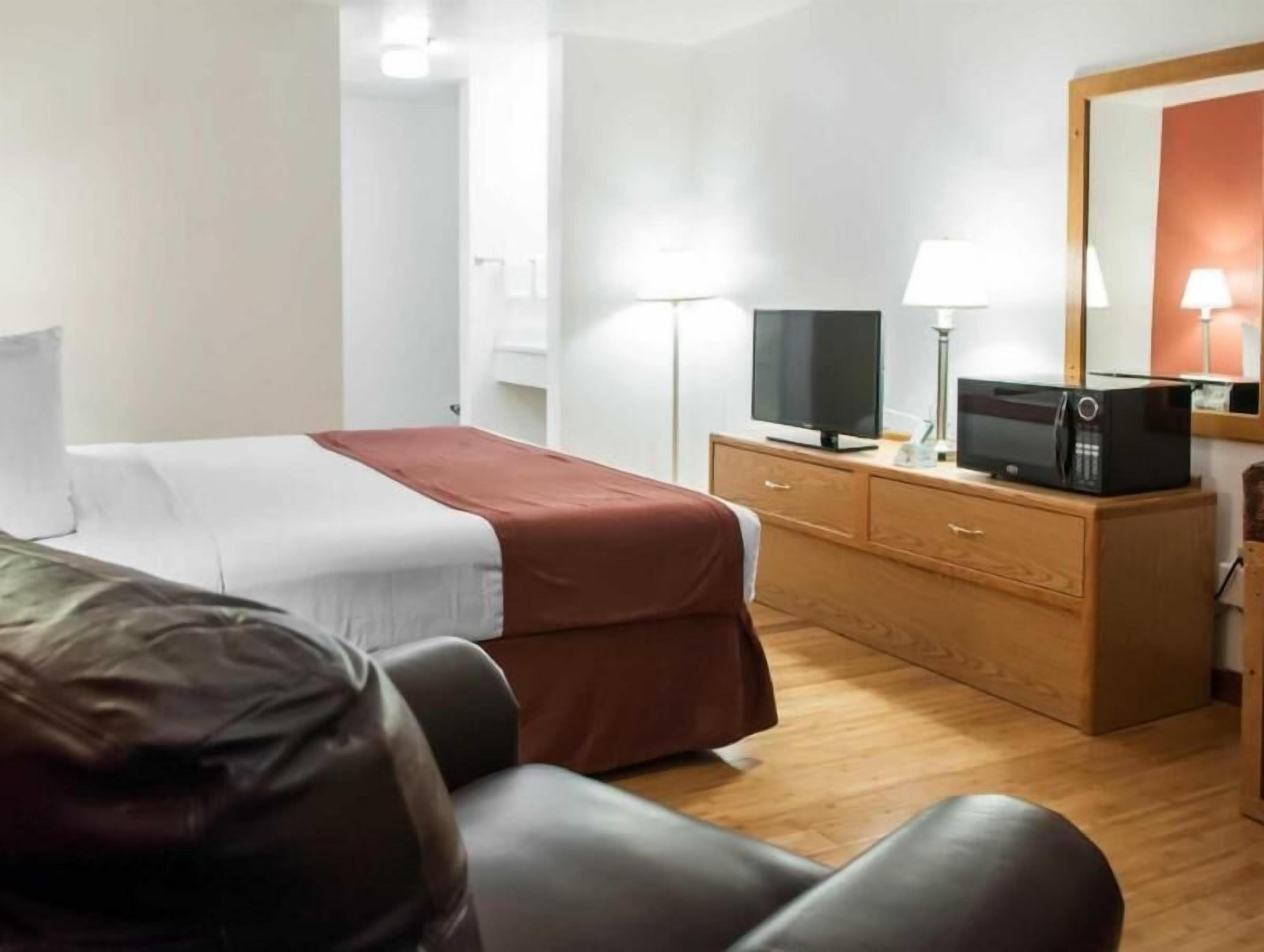 Skrivebord, strykejern/-brett og barnesenger (inkludert)