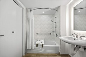 Combined shower/bathtub, free toiletries, hair dryer, towels - DoubleTree by Hilton New York JFK Airport (Jamaica)