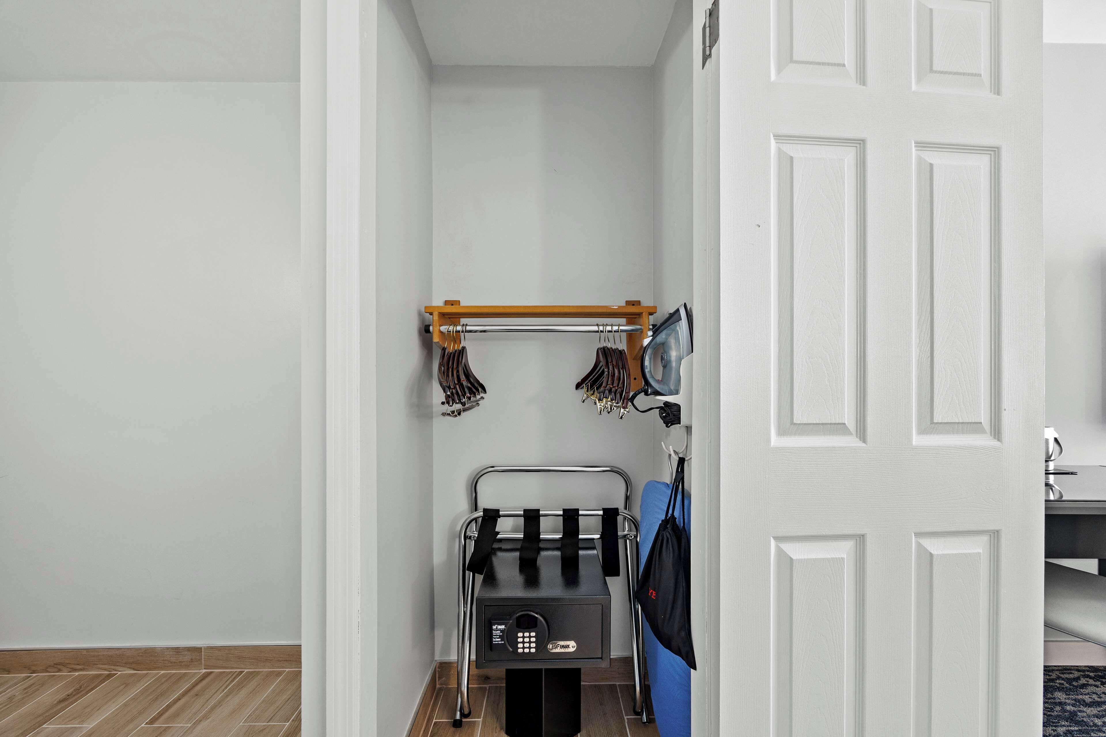 room, 1 king bed, accessible (mobility & hearing) | hypo-allergenic bedding, in-room safe, desk, blackout curtains