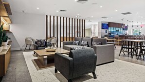 Ein modernes Interieur mit Sofas, einem Couchtisch und einer Bar.
