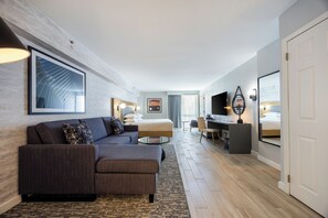 Suite junior, 1 cama King size | Ropa de cama hipoalergénica y caja de seguridad en la habitación 