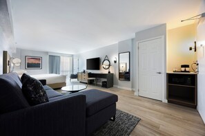 Junior Suite, 1 King Bed | Hypo-allergenic bedding, in-room safe, desk, blackout drapes