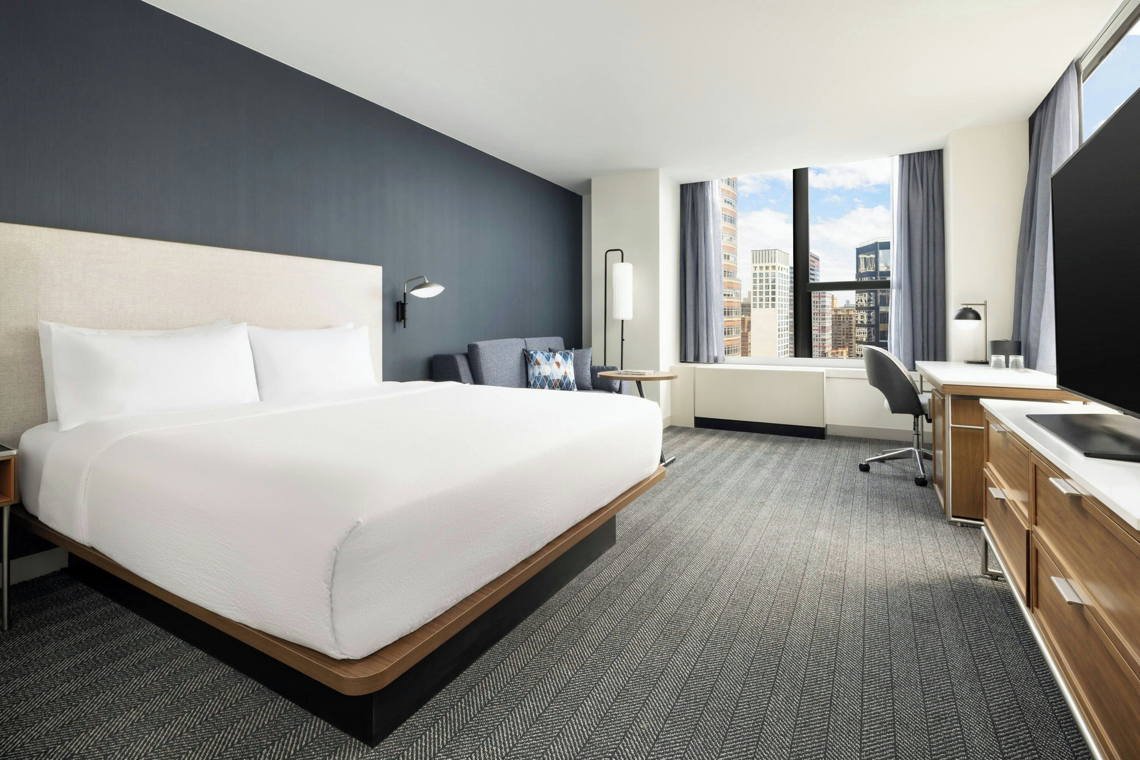 Junior suite, 1 kingsize bed, hoek | Luxe beddengoed, pillowtop-bedden, een kluis op de kamer, een bureau