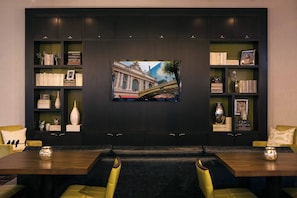 Bar-salon dans le hall
